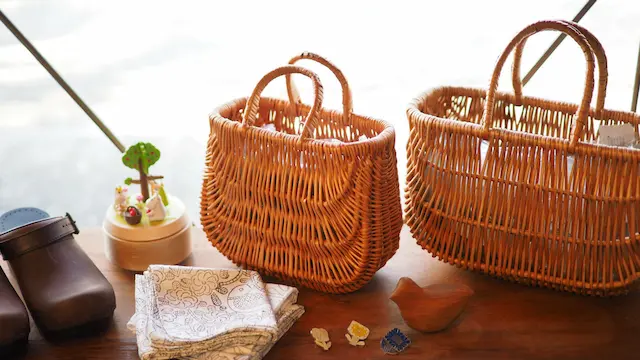 ラトビアの伝統工芸、大切に使いたいかごバッグ。