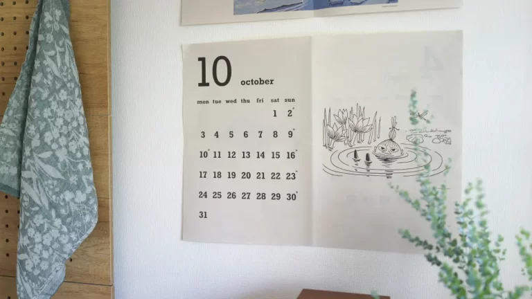 トーベ・ヤンソン小説の挿絵をカレンダーに、ムーミン タブロイド判カレンダー 2022