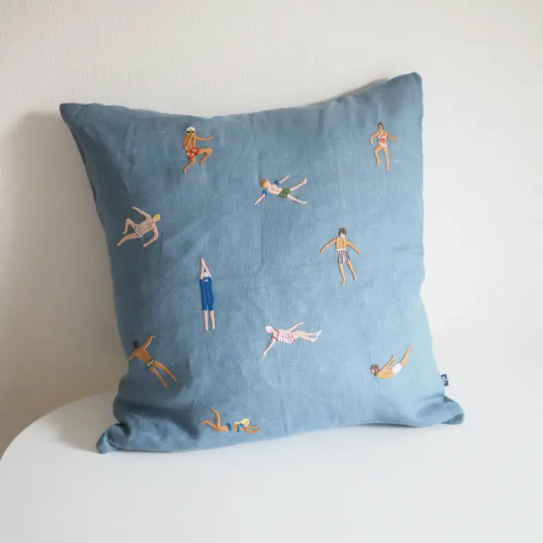Fine Little Day クッションカバー SWIMMERS 刺繍 45 × 45 cm