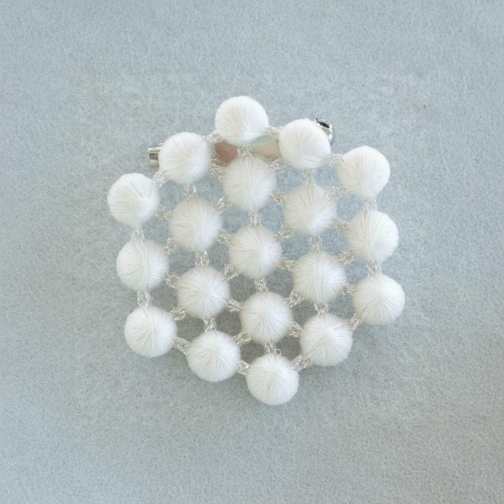 TRIPLE O 立体刺しゅうアクセサリー ハニカムブローチ