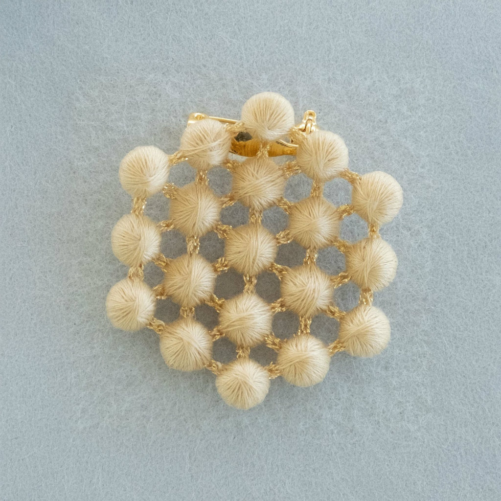 TRIPLE O 立体刺しゅうアクセサリー ハニカムブローチ