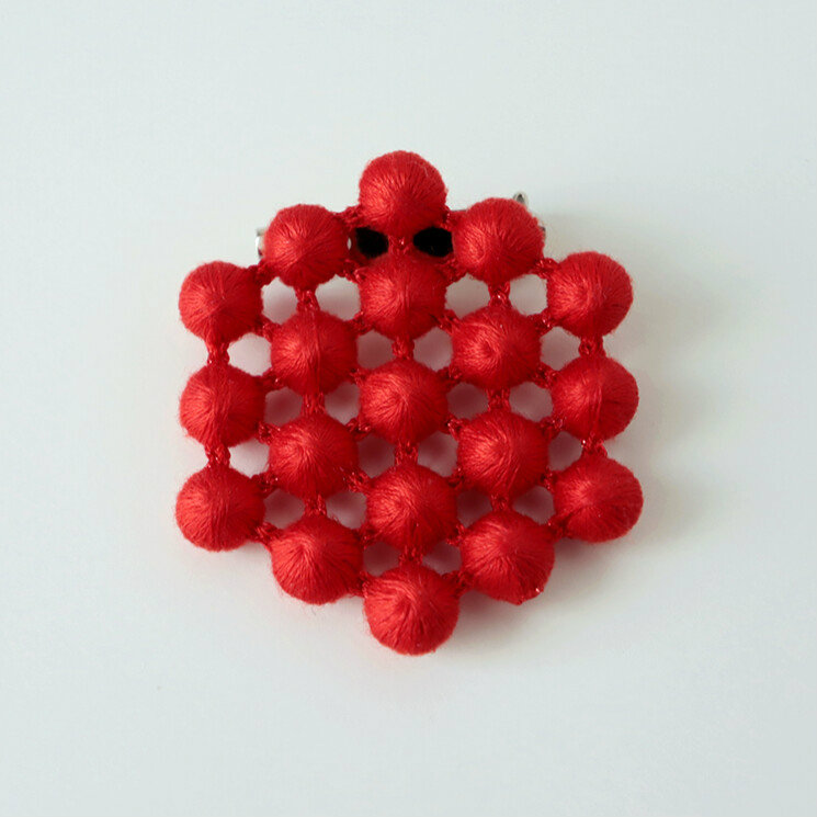 TRIPLE O 立体刺しゅうアクセサリー ハニカムブローチ