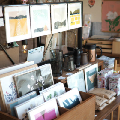 コーヒー豆と小さなポスター