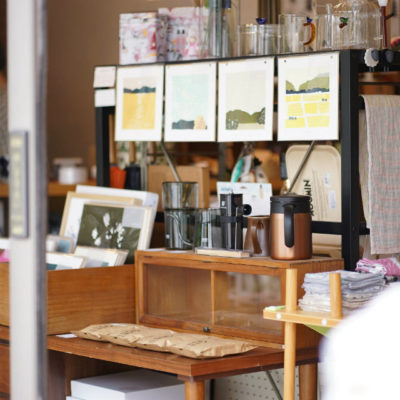 コーヒー豆と小さなポスター